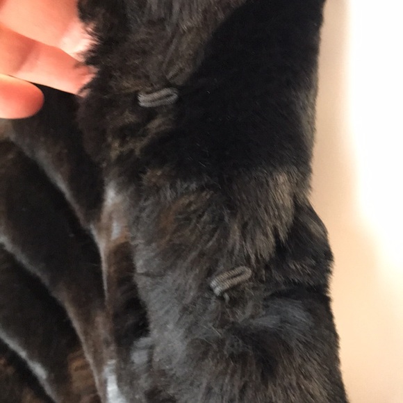 Bebe faux fur shoulder cape. - Picture 3 of 6